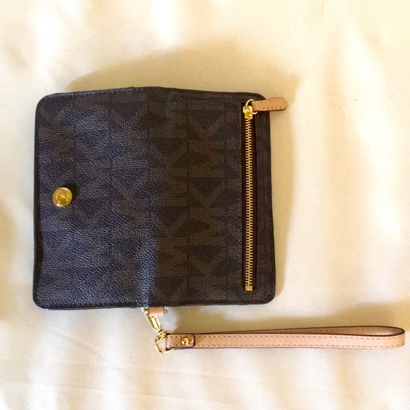 Michael Kors wristlet - phone and card holder - Picture 4 of 5